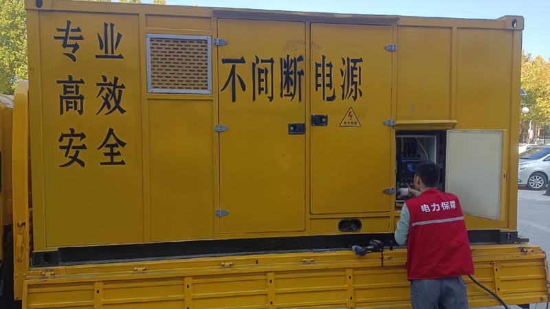 南岳柴油发电机组和UPS电源配合使用时，如何避免切换过程中的电力中断？